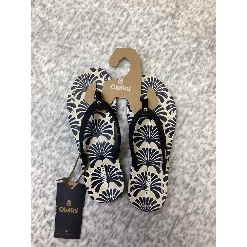 OluKai Uiki Womens Flip Flops Black Tan Fan Print Sandals 20537-40ZQ Size 6